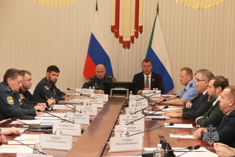 Александр-Куренков-провел-в-Хабаровске-рабочее-совещание-по-лесопожарной-обстановке-в-ДФО