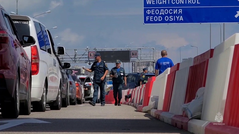 Сотрудники-МЧС-России-и-волонтеры-продолжают-оказывать-всестороннюю-помощь-туристам,-следующим-в-Крым