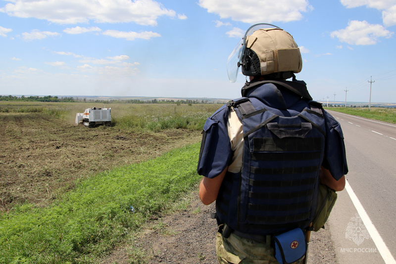 В-Тельмановском-районе-ДНР-саперы-МЧС-России-разминируют-территорию-для-строительства-новой-ж/д-линии