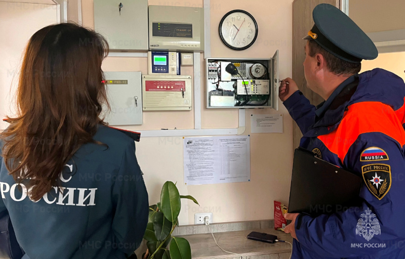 Специалисты-МЧС-России-проводят-профилактические-визиты-в-образовательные-учреждения