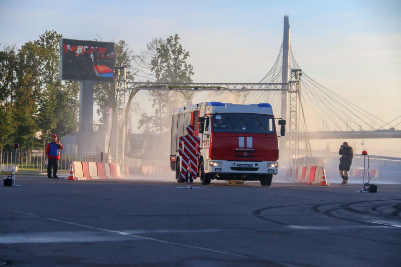 В-Санкт-Петербурге-прошли-гонки-на-пожарных-машинах-«Трасса-01»