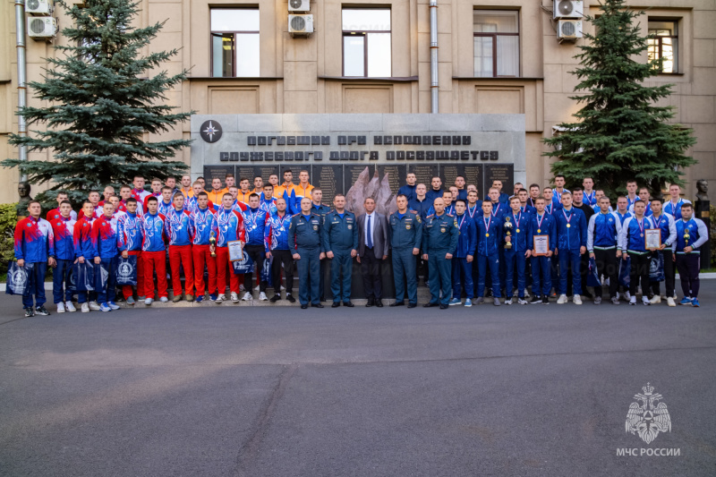 В-Санкт-Петербурге-завершились-соревнования-по-мини-футболу-среди-учреждений-высшего-образования-МЧС-России