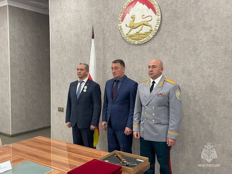 Делегация-МЧС-России-поздравила-югоосетинских-коллег-с-днем-образования-чрезвычайного-ведомства