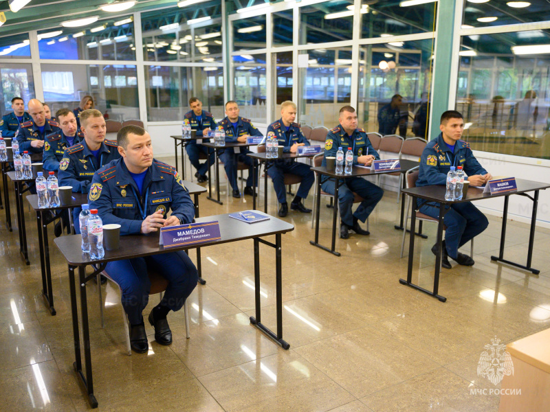 В-МЧС-России-определили-лучших-дознавателя,-пиротехника,-судебного-эксперта-и-пожарную-лабораторию