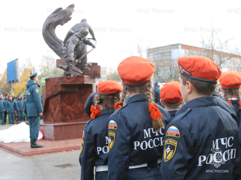 В-Нижегородской-области-МЧС-России-открыли-памятник-«Спасающим-жизни»