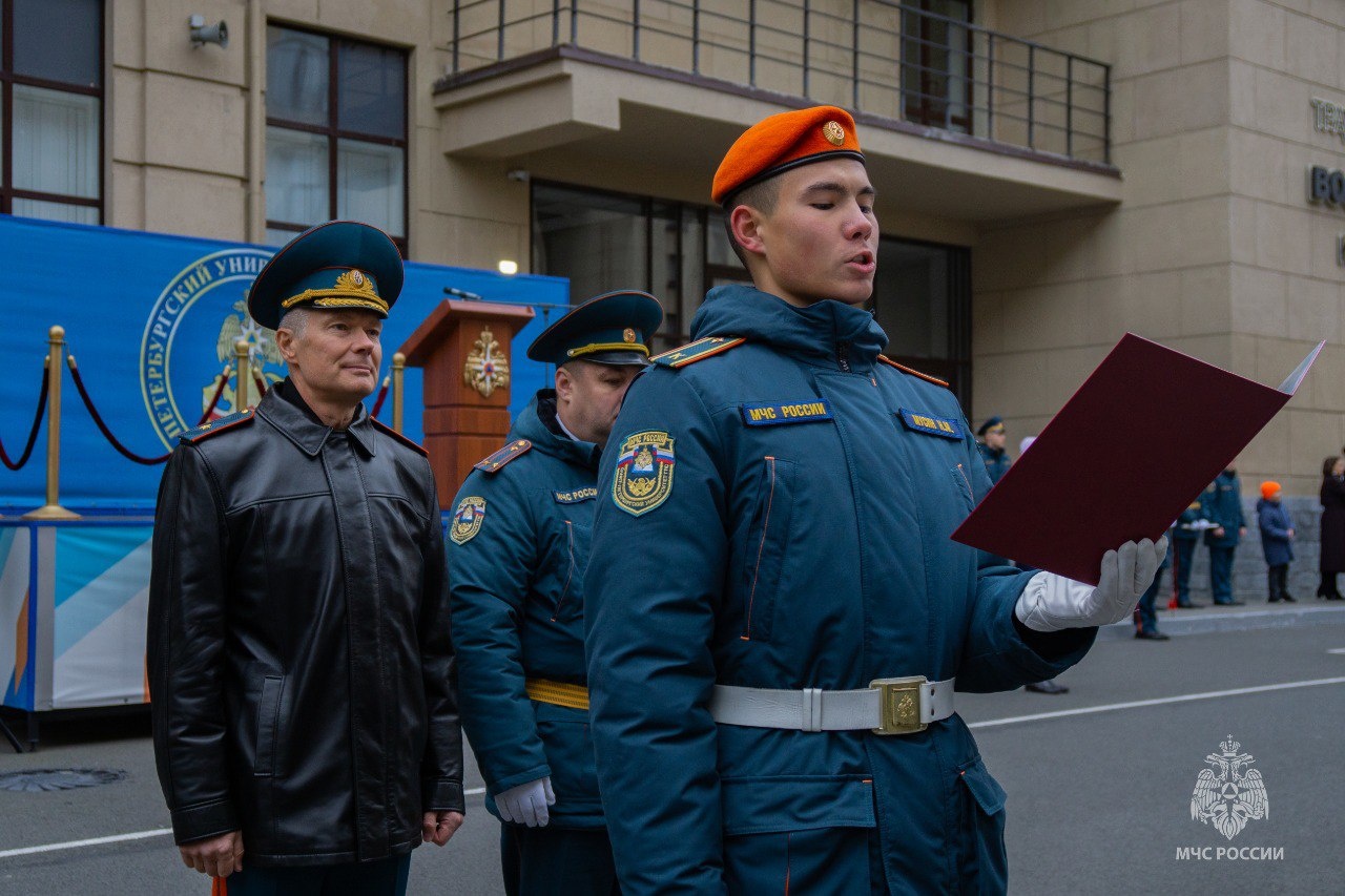 В-Санкт-Петербургском-университете-ГПС-МЧС-России-состоялась-торжественная-церемония-приведения-к-Присяге