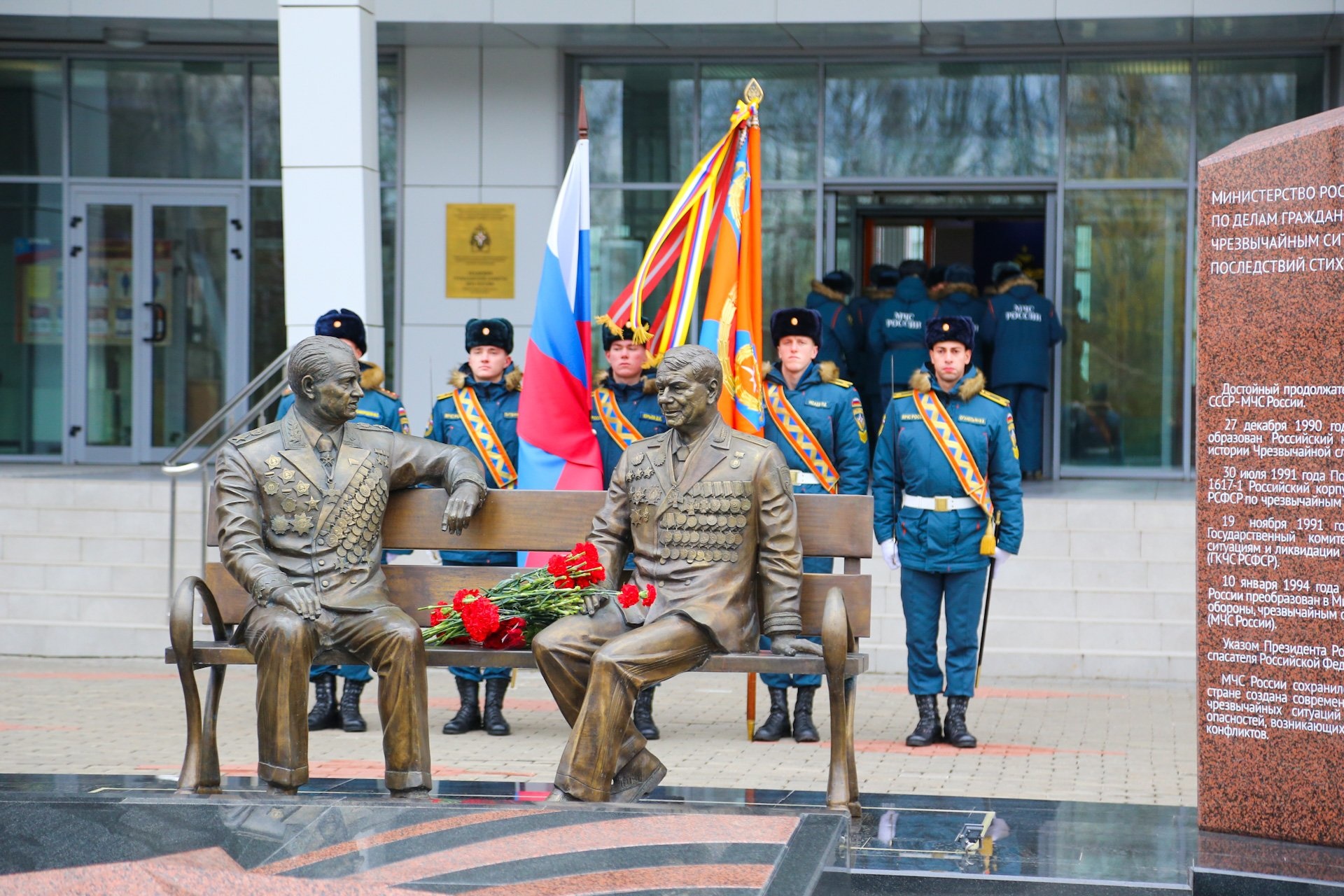 В-МЧС-России-почтили-память-генерал-лейтенанта-Дмитрия-Михайлика