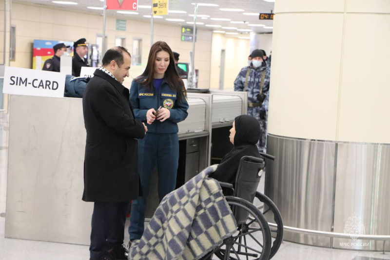Спасатели-МЧС-России-встречают-граждан-РФ-и-членов-их-семей-в-аэропорту-Домодедово
