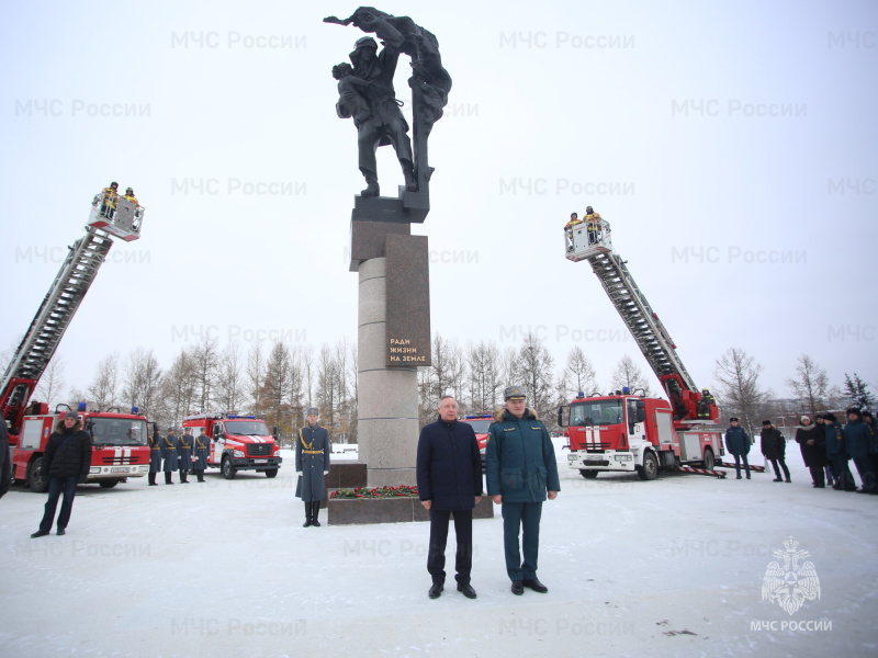 Александр-Куренков-открыл-памятник-Героям-пожарным-в-Санкт-Петербурге