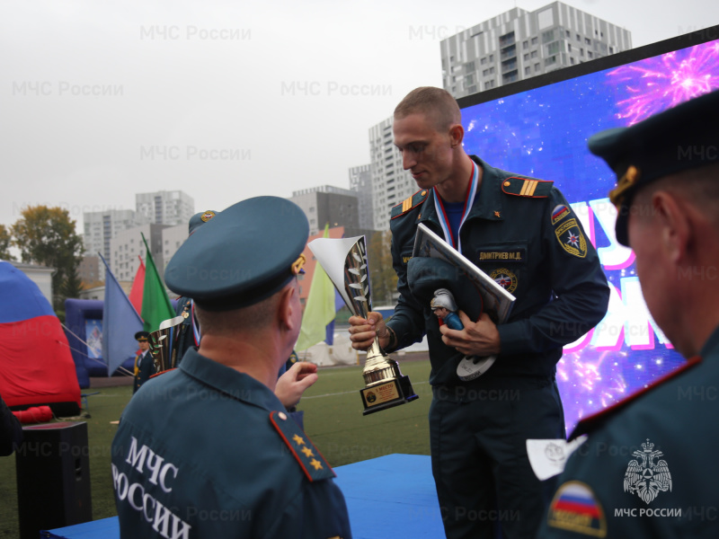 Награждены-лучший-пожарный-и-лучшая-пожарная-часть-МЧС-России