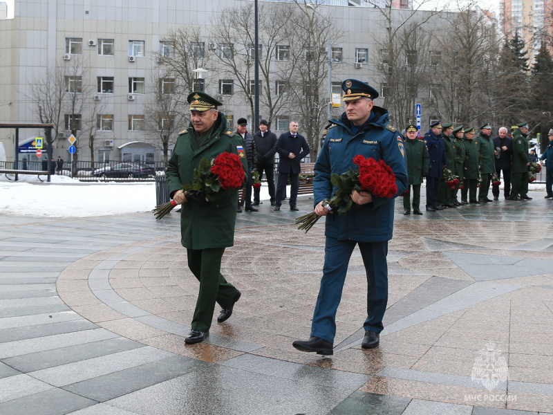 В-День-спасателя-Александр-Куренков-и-Сергей-Шойгу-возложили-цветы-к-комплексу-памятников-пожарным-и-спасателям