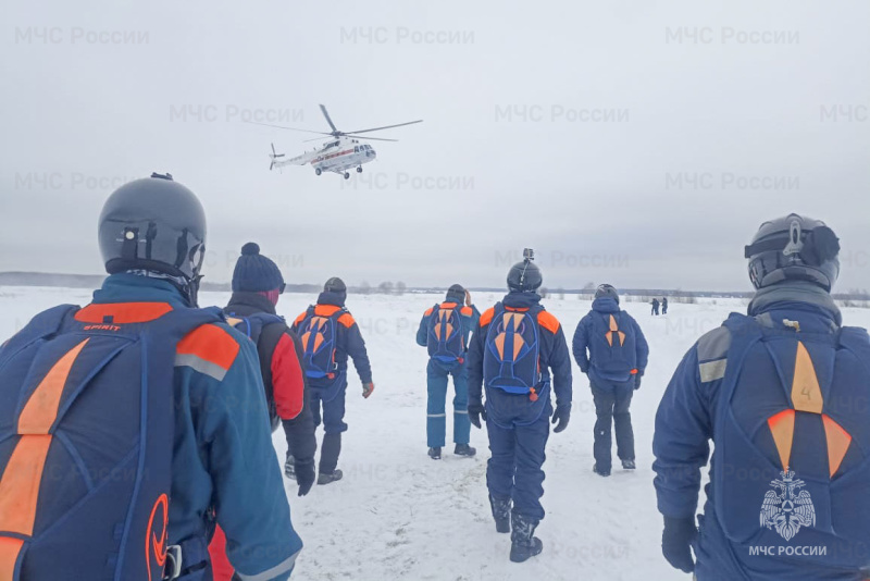 Во-Владимирской-области-проходят-тренировки-сотрудников-МЧС-России-по-десантированию-с-вертолёта-Ми-8