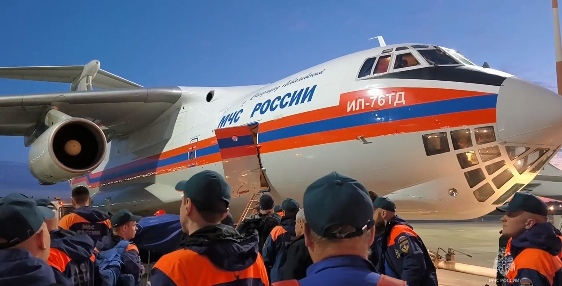 Сводная-группировка-спасателей-МЧС-России-вылетела-в-Исламскую-республику-Иран