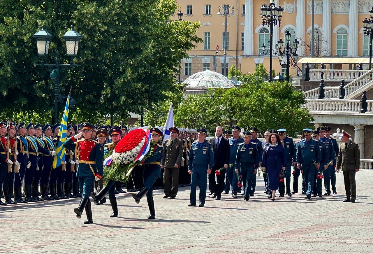 В-День-памяти-и-скорби-руководство-МЧС-России-возложило-цветы-к-Могиле-Неизвестного-солдата