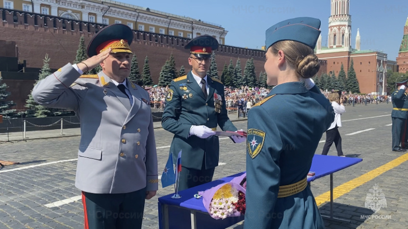 Выпускники-трех-вузов-МЧС-России-получили-дипломы-об-образовании-на-Красной-площади