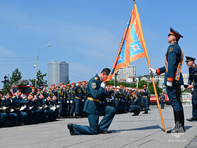 Выпускники-ДВПСА-МЧС-России-закрыли-пору-выпуска-молодых-специалистов-в-этом-году