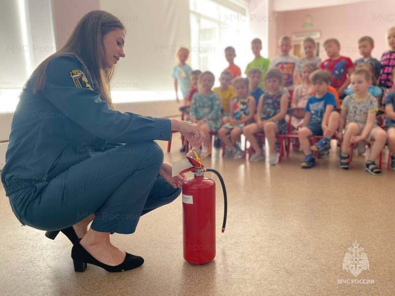 Детский-отдых-в-безопасности:-сотрудники-МЧС-России-занимаются-с-детьми-в-летних-лагерях