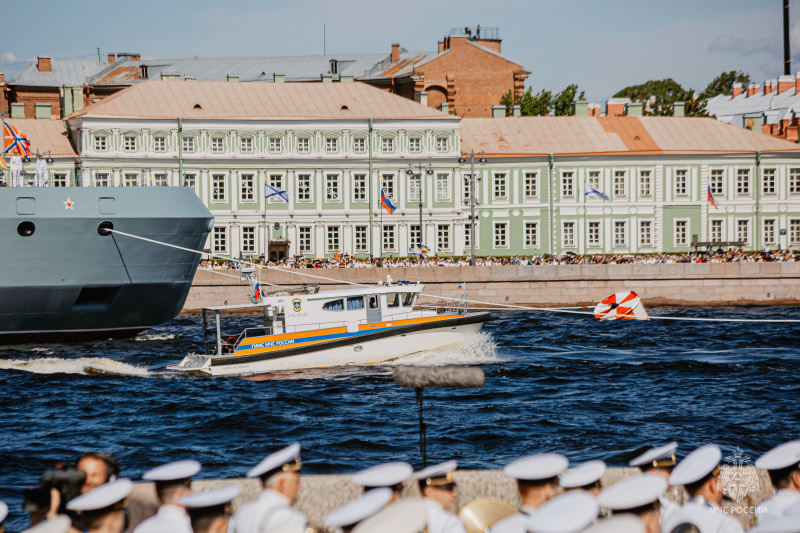 В-Санкт-Петербурге-суда-МЧС-России-вновь-приняли-участие-в-параде-в-День-ВМФ