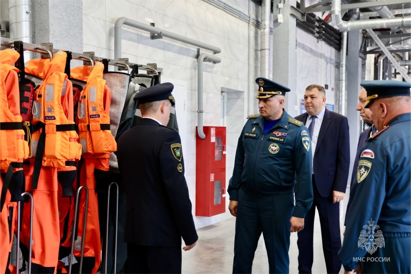 Александр-Куренков-в-Санкт-Петербурге-открыл-пожарно-спасательную-часть-и-вручил-новые-образцы-техники-гарнизону