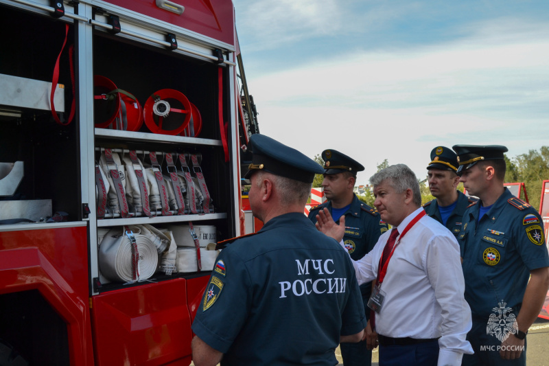 Специалисты-МЧС-России-ознакомились-с-образцами-спецтехники-из-Республики-Беларусь