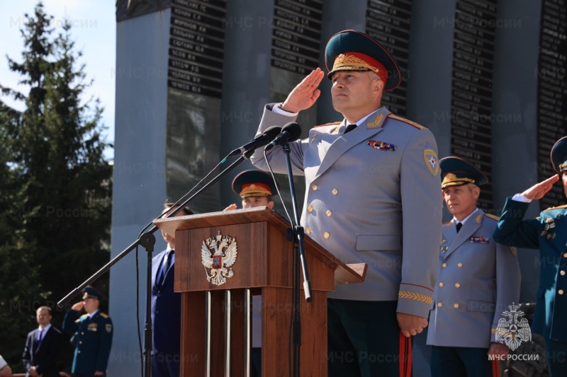 Александр-Куренков-поздравил-первокурсников-Уральского-института-ГПС-МЧС-России-с-принятием-присяги