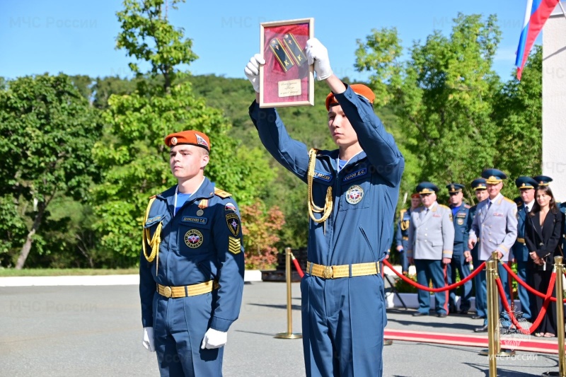 В-Дальневосточной-пожарно-спасательной-академии-МЧС-России-курсанты-первого-курса-приняли-присягу