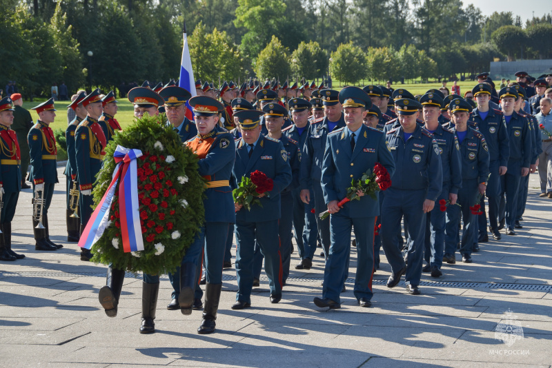 Сотрудники-МЧС-России-в-Санкт-Петербурге-участвуют-в-памятных-мероприятиях-в-честь-83-й-годовщины-начала-блокады-Ленинграда