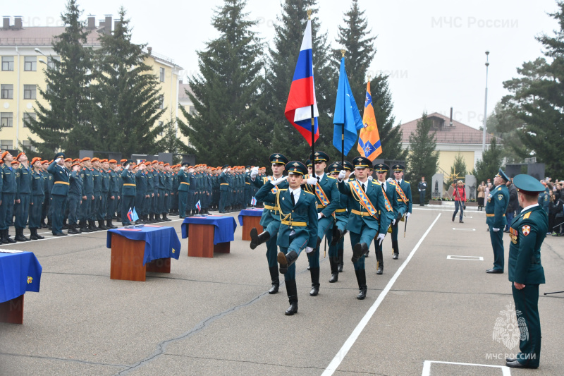 Более-300-первокурсников-Сибирской-академии-МЧС-России-привели-к-присяге-и-торжественной-клятве-на-верность-родине