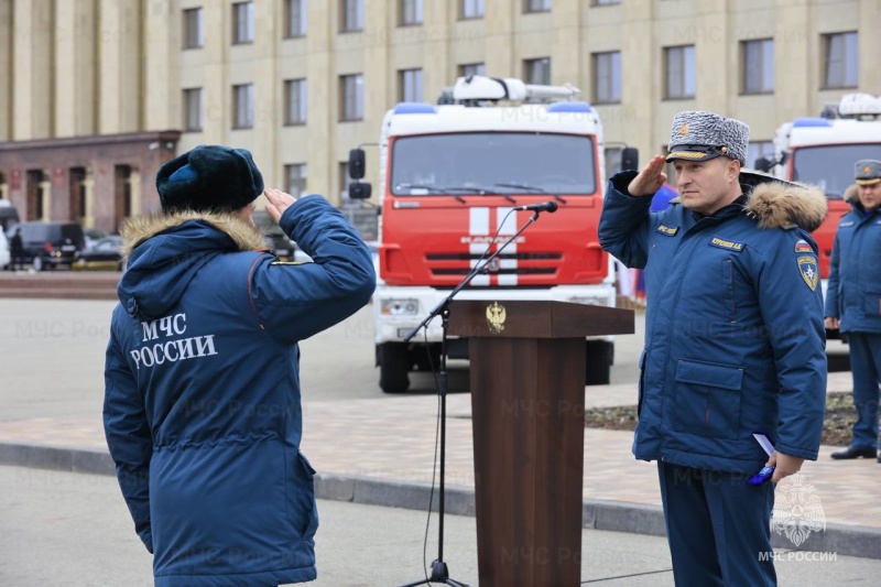Глава-МЧС-России-Александр-Куренков-вручил-пожарным-и-спасателям-Ставрополья-ключи-от-новой-техники