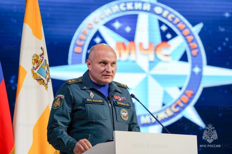Глава-МЧС-России-Александр-Куренков-наградил-победителей-Всероссийского-фестиваля-«Созвездие-мужества»