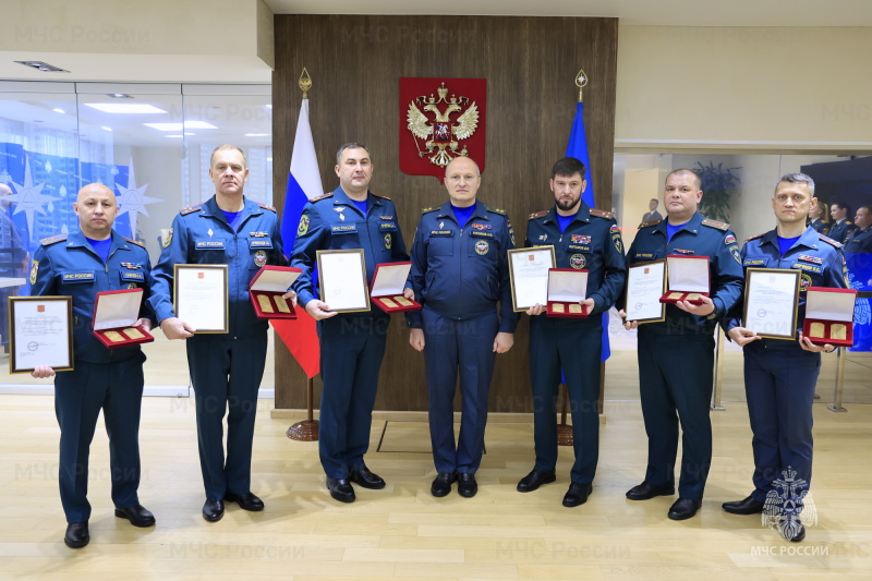 Погоны-высших-офицерских-званий-вручены-сотрудникам-МЧС-России