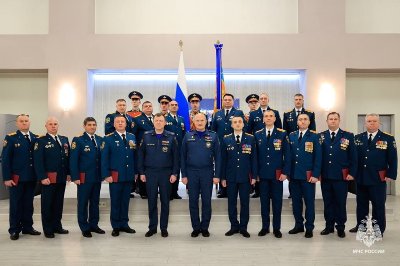 Глава-МЧС-России-вручил-дипломы-выпускникам-московской-Академии-МЧС-России