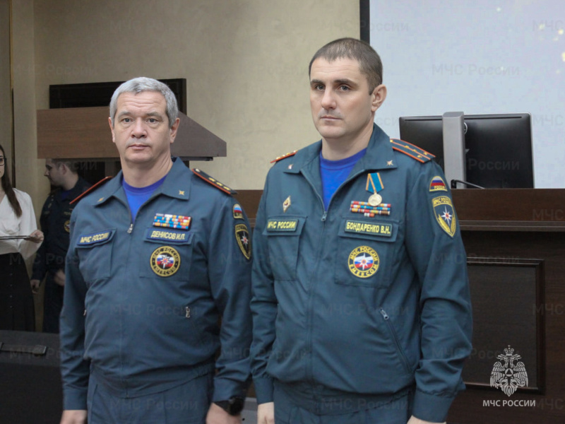 Белгородским-пожарным-и-спасателям-МЧС-России-вручили-награды