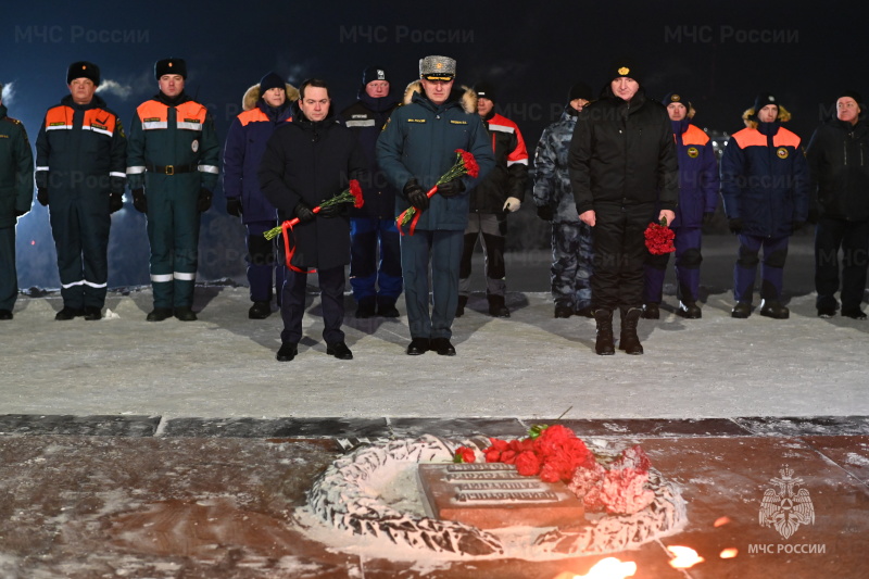 Александр-Куренков-дал-старт-арктической-экспедиции-МЧС-России-—-эстафете-памяти-в-Мурманске