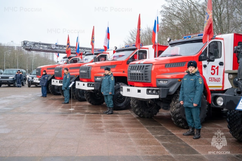 В-Брянске-спасателям-МЧС-России-вручили-ключи-от-новой-техники