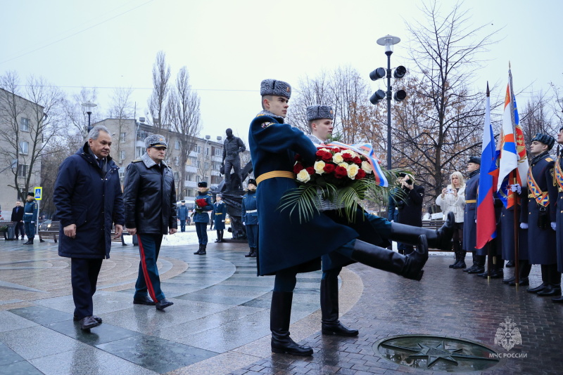 В-День-спасателя-глава-МЧС-России-Александр-Куренков-возложил-цветы-к-комплексу-памятников-пожарным-и-спасателям-(видео)