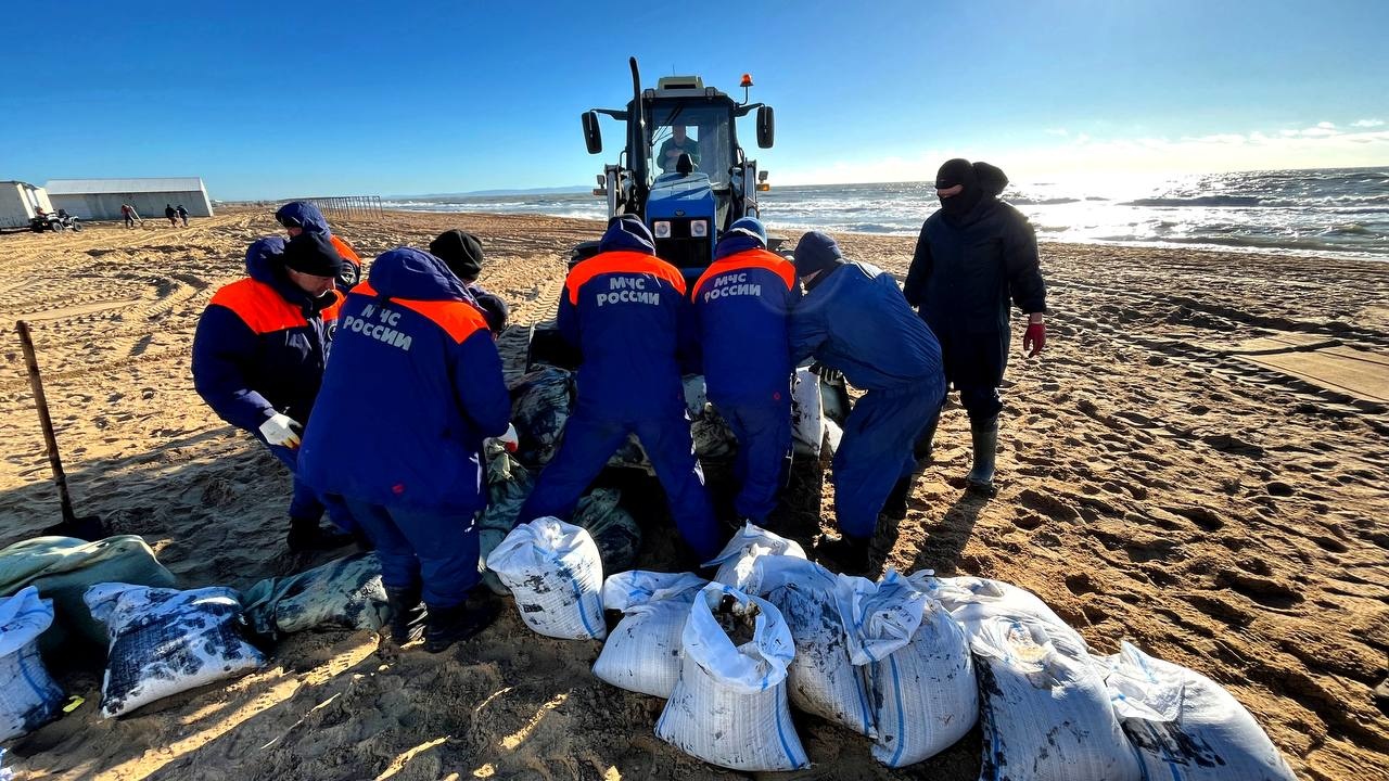 МЧС-России:-почти-78000-тонн-загрязненного-грунта-собрано-с-побережья-Кубани