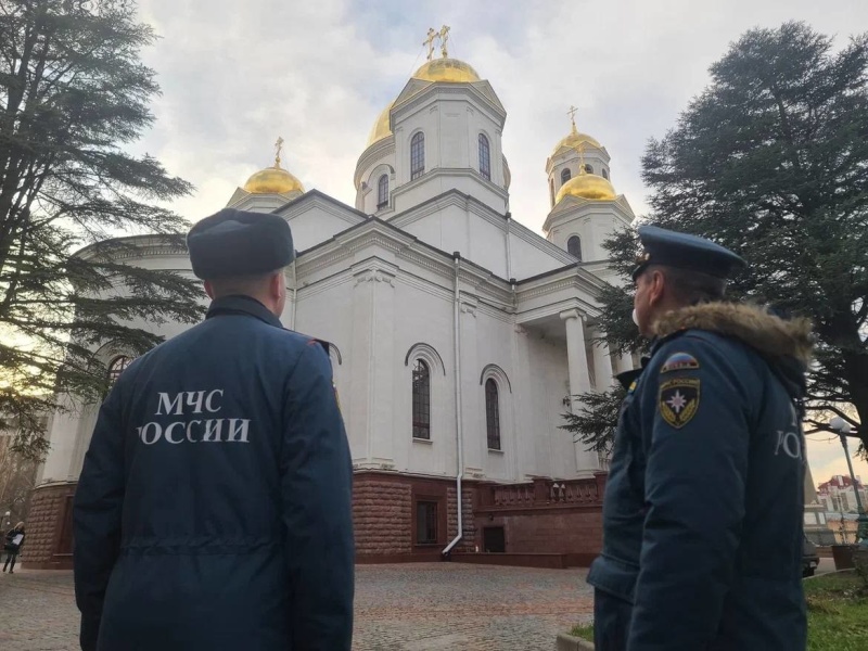 В-преддверии-Рождества-Христова-сотрудники-МЧС-России-проводят-в-храмах-превентивные-мероприятия