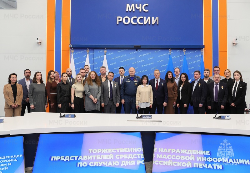 Глава-МЧС-России-Александр-Куренков-поздравил-журналистский-пул-ведомства-с-Днем-российской-печати