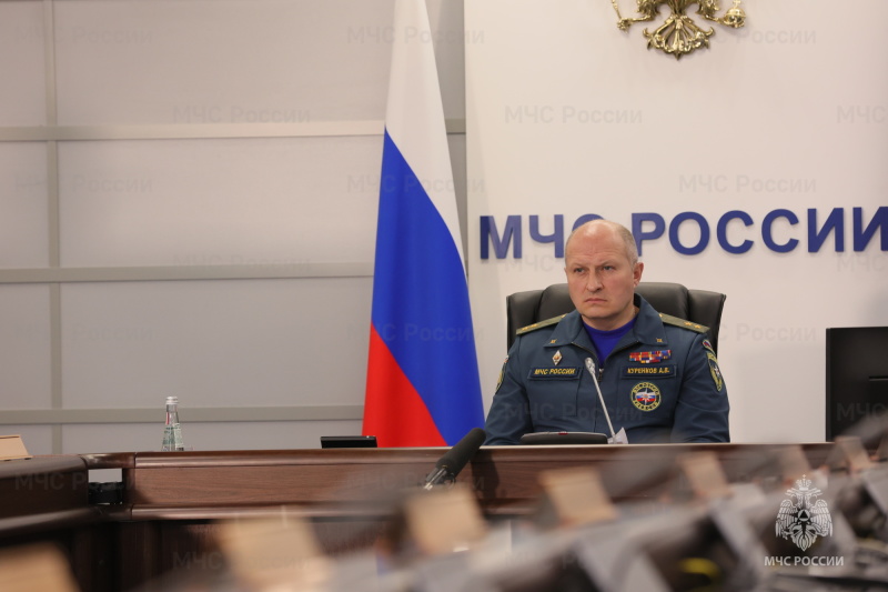 Глава-МЧС-России-Александр-Куренков-доложил-Президенту-РФ-Владимиру-Путину-о-ходе-ликвидации-последствий-крушения-двух-танкеров-в-акватории-Керченского-пролива
