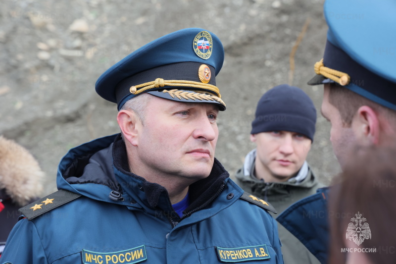 Глава-МЧС-России-проверил-ход-работ-в-районе-утечки-мазута-с-танкера-«Волгонефть-239»