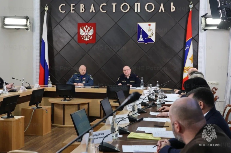 Глава-МЧС-России-Александр-Куренков-продолжает-работу-в-зоне-чрезвычайной-ситуации,-сложившейся-после-разлива-нефтепродуктов-на-Черноморском-побережье