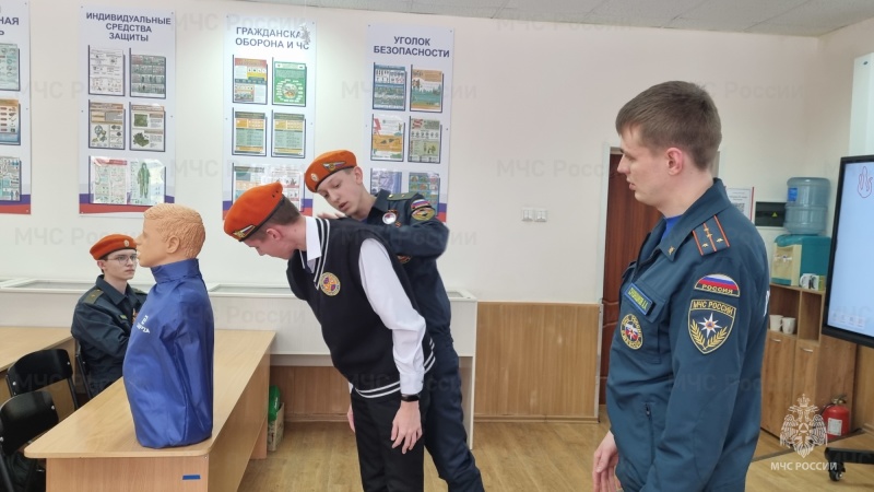 Сотрудники-МЧС-России-и-кадеты-обучают-костромичей-основам-первой-помощи