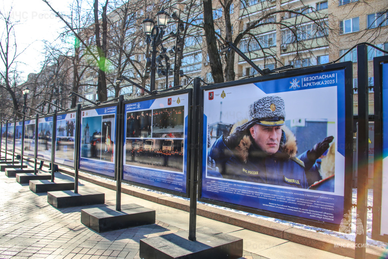 МЧС-России:-в-Москве-открылась-фотовыставка:-«Безопасная-Арктика-2025»