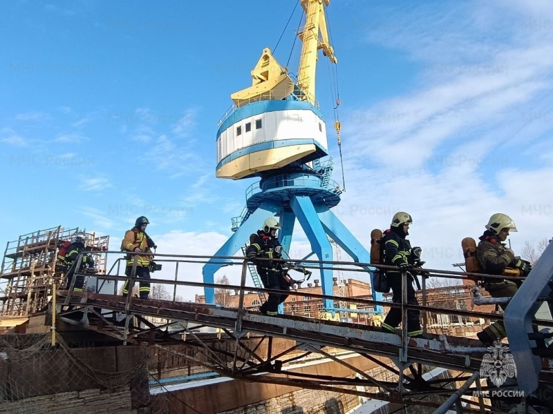 В-Санкт-Петербурге-пожарные-МЧС-России-провели-учение-по-тушению-пожара-на-корабле
