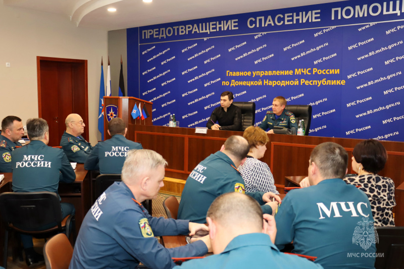 Роман-Курынин-обсудил-проблемные-вопросы-с-руководителями-территориальных-подразделений-МЧС-России-в-новых-регионах