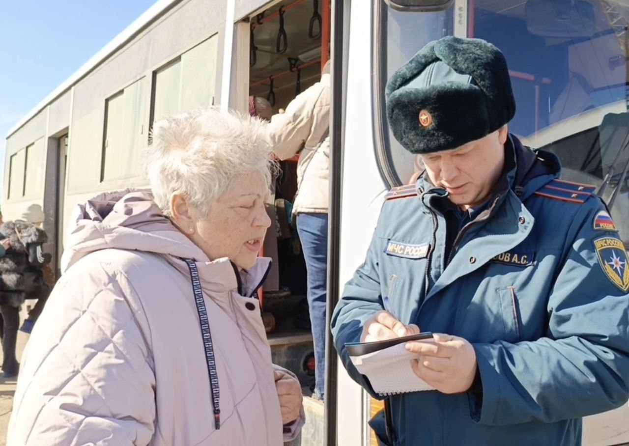 Сотрудники-МЧС-России-прoдолжают-оказывать-помощь-жителям-приграничного-района-Курской-области