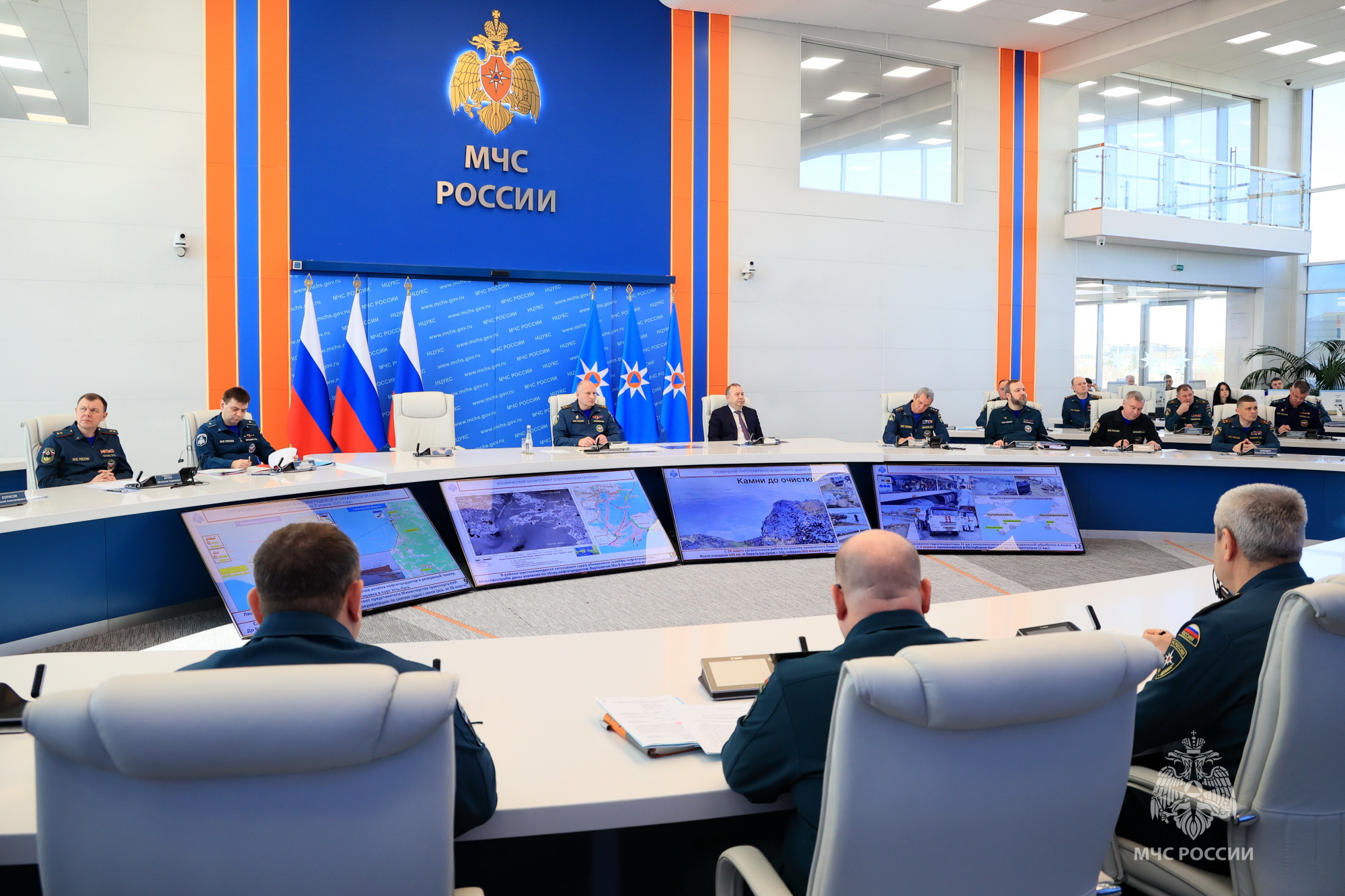 Глава-МЧС-России-Александр-Куренков-представил-нового-заместителя-личному-составу