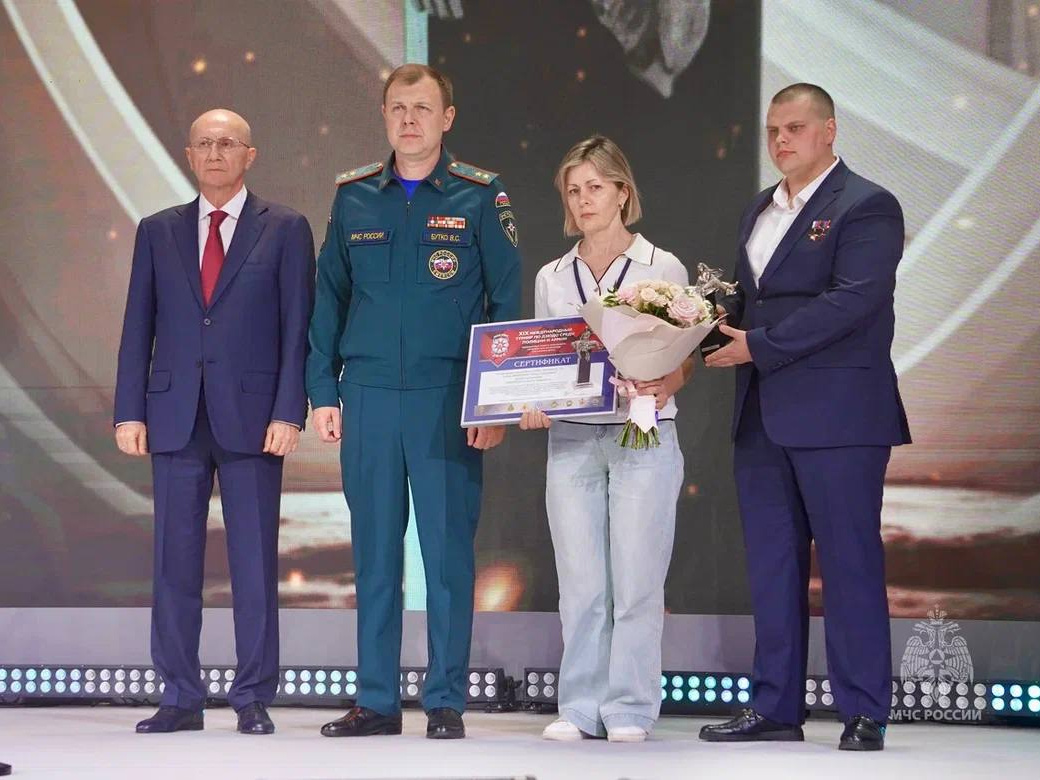 Вдове-погибшего-сотрудника-МЧС-России-вручены-ключи-от-автомобиля