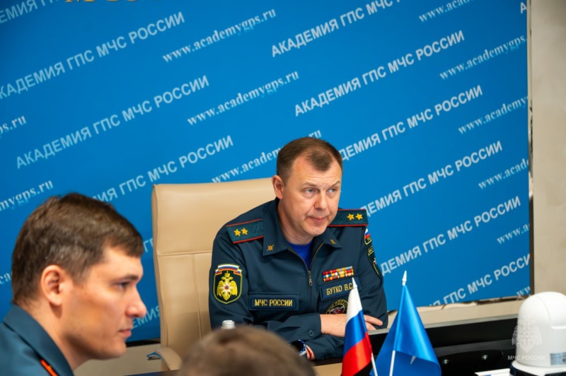Заместитель-главы-МЧС-России-Вячеслав-Бутко-встретился-со-слушателями-Академии-ГПС-МЧС-России